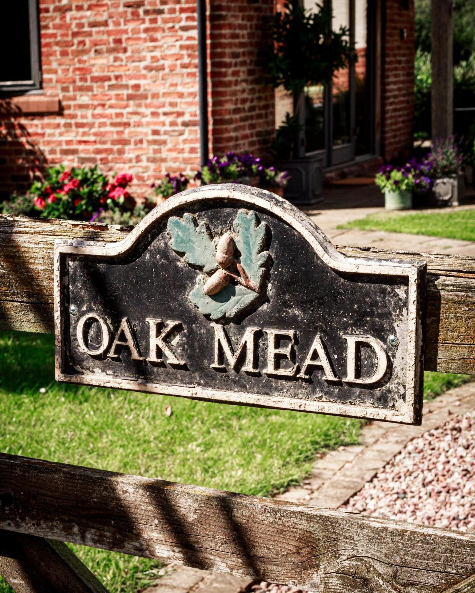 Oak Mead Villa Wrexham Exteriör bild